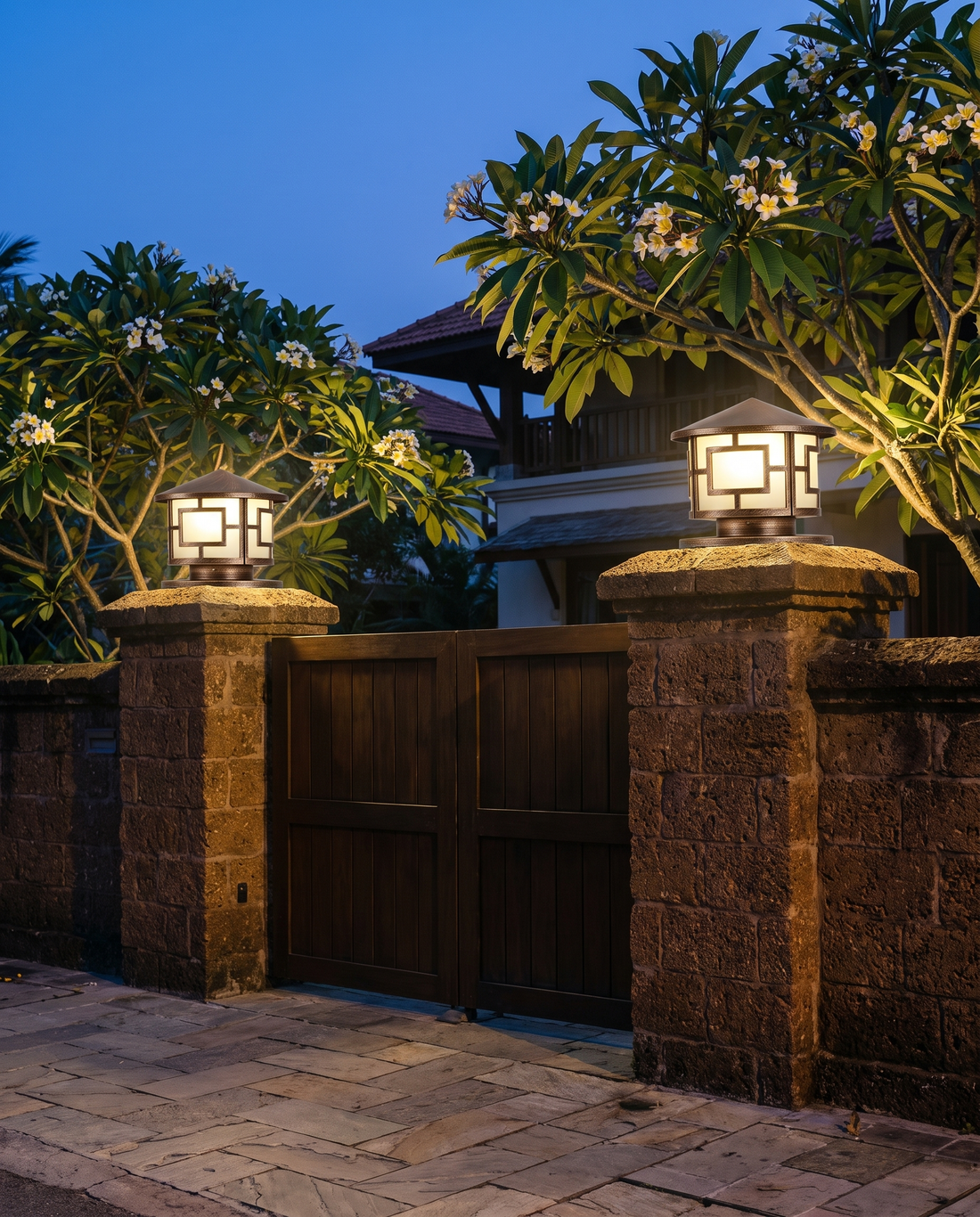 The Brushed Rotunda outdoor gate/pillar light
